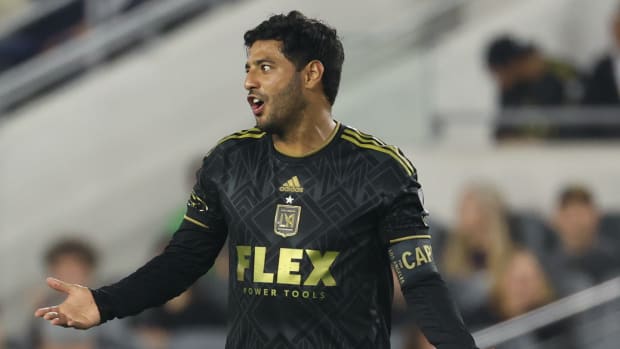 Carlos Vela reacciona a un tiro libre
